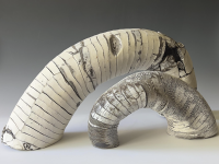 Jacqueline Schapiro, Arcos Contrastados, arcilla, porcelana y arena volcánica, 73 x 13 x 34 cm., 2024